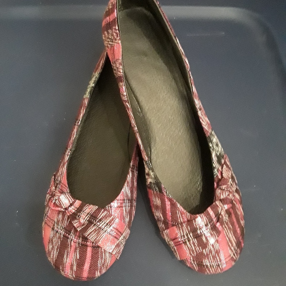 Handcrafted Flats - Picture 4 of 4